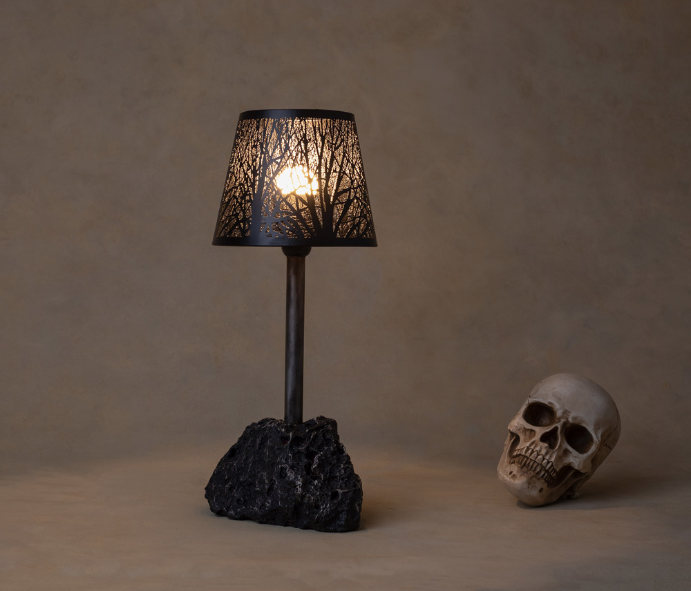 מנורה שחורה ממתכת ואבן